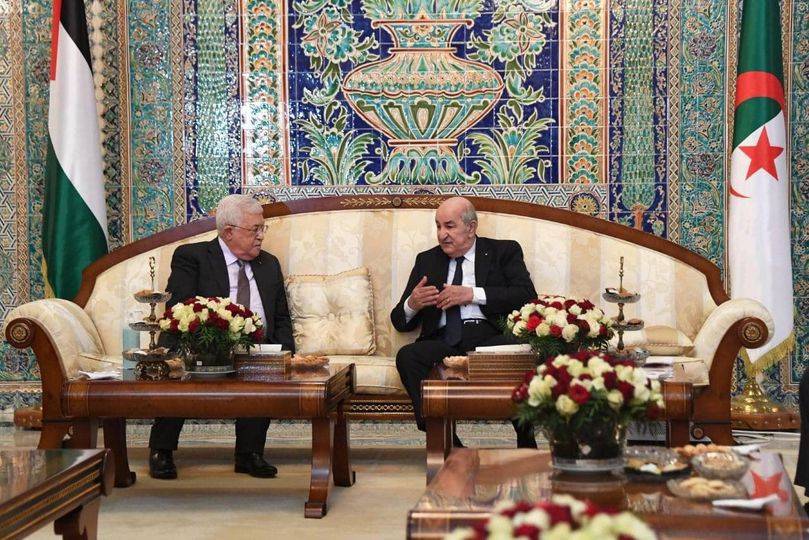 رئيس الجمهورية، السيد عبد المجيد تبون، يتلقى مكالمة هاتفية من أخيه السيد محمود عباس، رئيس دولة فلسطين المحتلة.